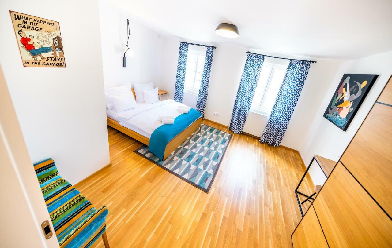 5br+3.5bt Wilson Apt. * Praha