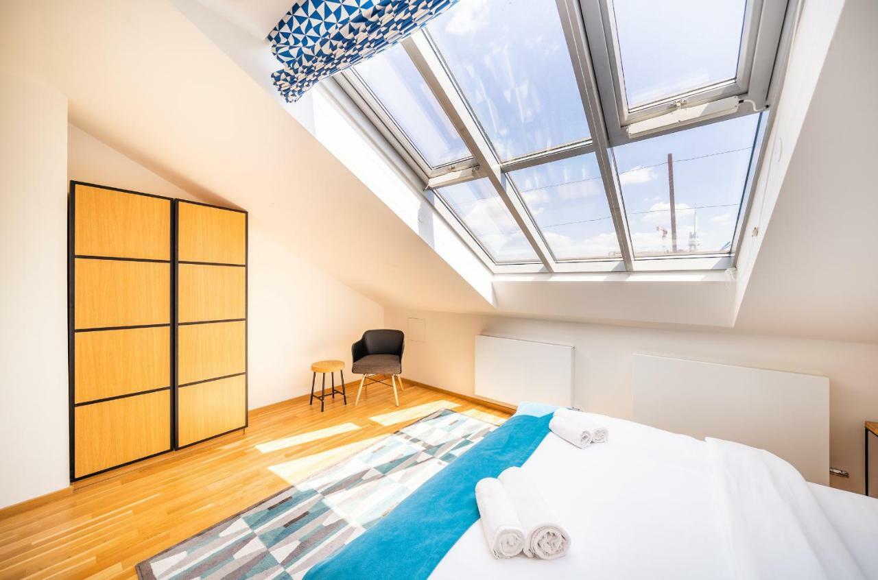 5br+3.5bt Wilson Apt. * Praha