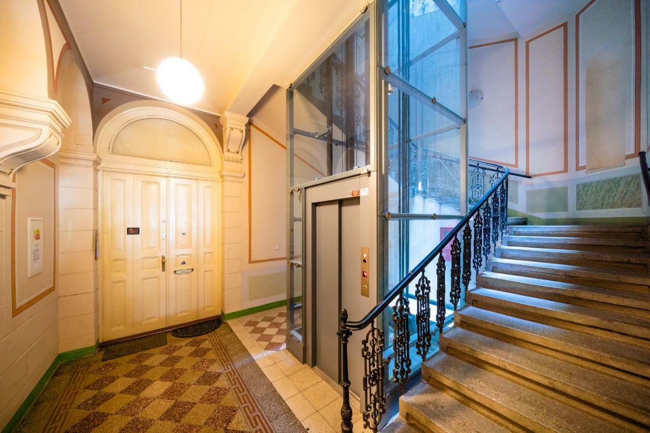 5br+3.5bt Wilson Apt. *