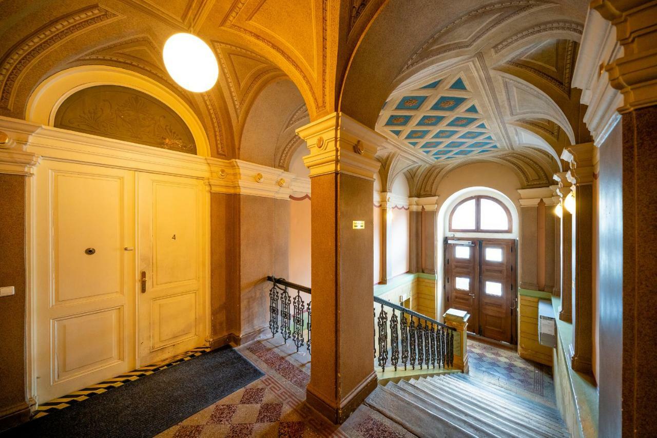 5br+3.5bt Wilson Apt.