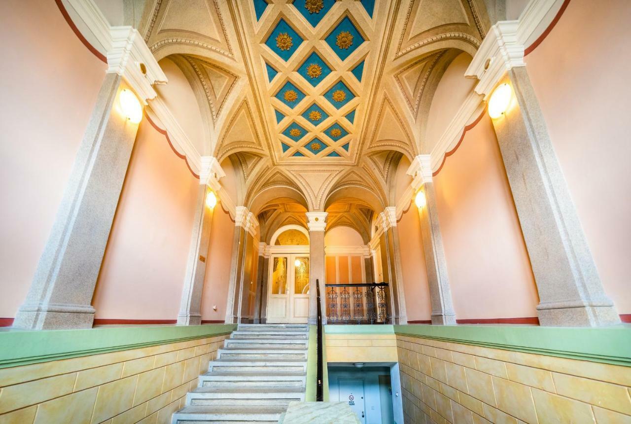 5br+3.5bt Wilson Apt. * Praha